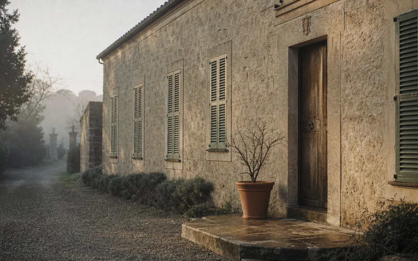 Mallorquinische Finca mit geschlossenen Fensterläden im kühlen Winterlicht